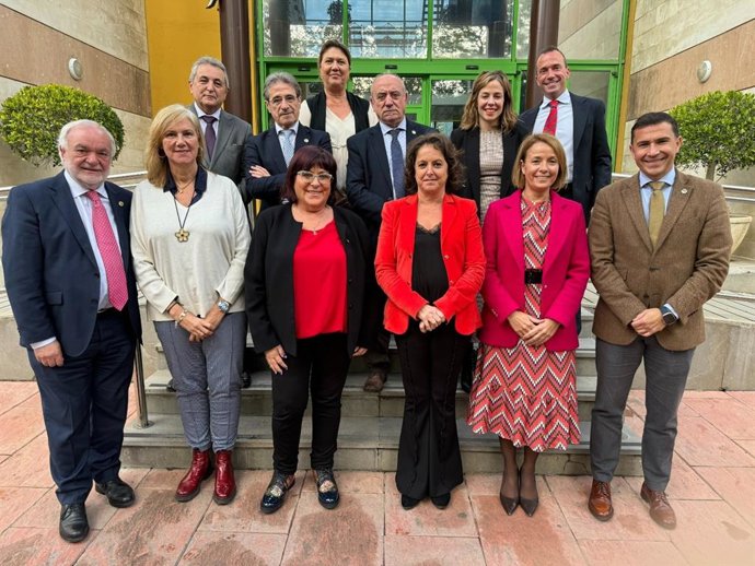 Catalina García se reúne con el Consejo Andaluz de Colegios de Enfermería