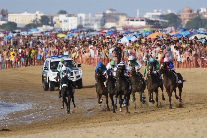 Archivo - Carreras de caballos en la playa de Sanlúcar de Barrameda.