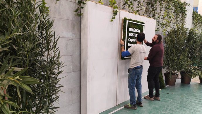 Instalación del mural de la Capitalidad Verde Europea en el Palau de la Música