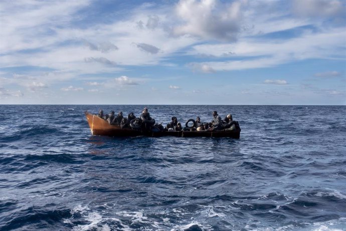 Varios migrantes en un cayuco, a 3 de enero de 2024, en el Mar Mediterráneo. 60 personas migrantes han sido rescatadas esta tarde por la tripulación del barco de la ONG Open Arms.