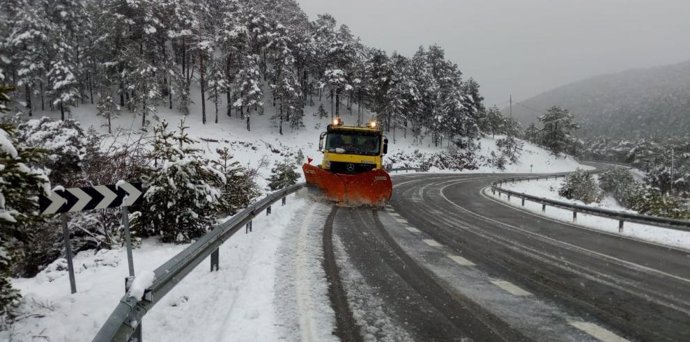 Máquinas de nieve en las carreteras de Aragón