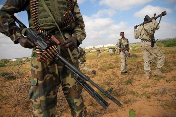 Archivo - January 19, 2012 - Mogadishu, Somalia - Ugandan and Somalian soldiers stand on open ground outside of Mogadishu University following an advance to capture the surrounding areas in the Al Qaeda-linked insurgent Al Shabaab territory January 20, 