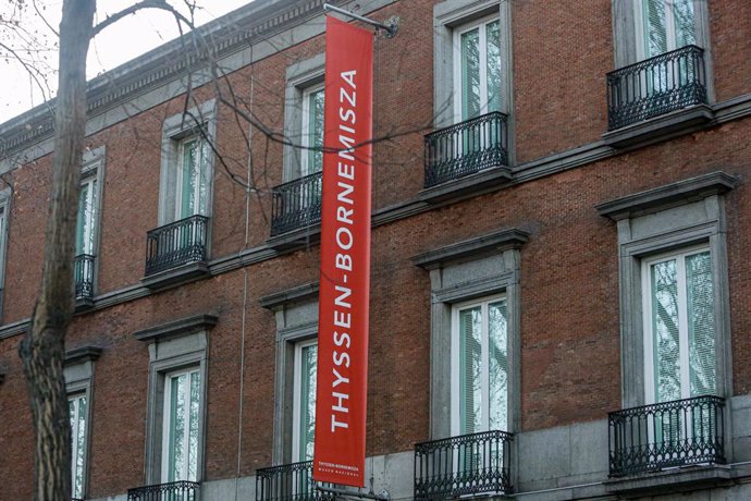 Archivo - Banderola en la fachada del Museo Thyssen-Bornemisza