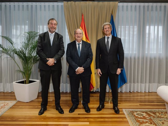 El ministro de Industria y Turismo, Jordi Hereu, junto al presidente de Sernauto, Francisco J. Riberas, a su izquierda, y al director general de la asociación, José Portilla, a su derecha.