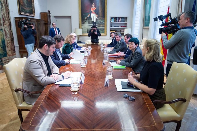 El ministro de Transportes y Movilidad Sostenible, Óscar Puente (3d), se reúne con la consellera de Territori de la Generalitat de Catalunya, Ester Capella (3i), en el Ministerio de Transportes y Movilidad Sostenible, a 10 de enero de 2024, en Madrid (E