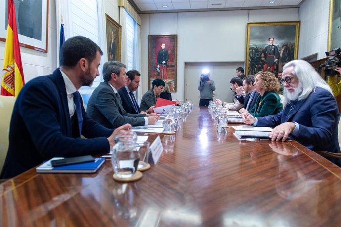 El ministro de Transportes y Movilidad Sostenible, Óscar Puente (3i), se reúne con la consellera de Territori de la Generalitat de Catalunya, Ester Capella (2d), en el Ministerio de Transportes y Movilidad Sostenible.