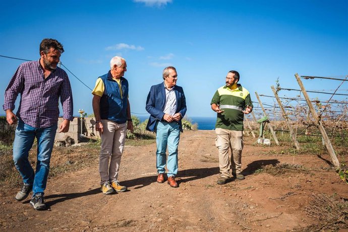 El consejero de Sector Primario del Cabildo de Tenerife, Valentín González, en una visita a una explotación agrícola
