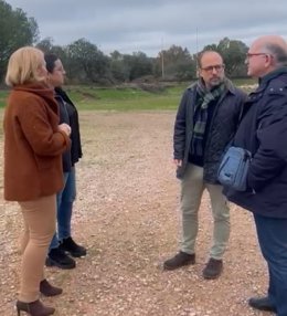 Ruiz y Pozón, con miembros de la Plataforma Vecinal de Cerro Muriano, en el solar cedido por el Ayuntamiento de Obejo para que la Junta construya un IES.
