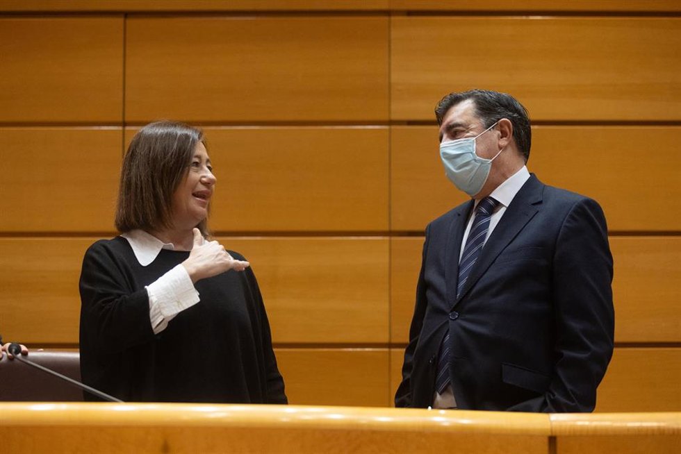 La presidenta del Congreso de los Diputados, Francina Armengol, y el vicepresidente segundo del Congreso, José Antonio Bermúdez de Castro, en el hemicilo del Senado.