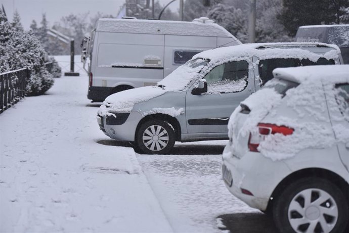 Nieve sobre varios coches, a 10 de enero de 2024, en Jaca, Huesca, Aragón (España).
