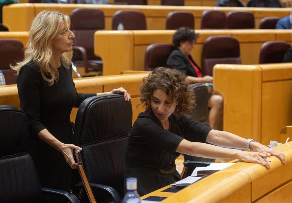 La vicepresidenta segunda y ministra de Trabajo, Yolanda Díaz (i) y la vicepresidenta primera y ministra de Hacienda, María Jesús Montero (d)