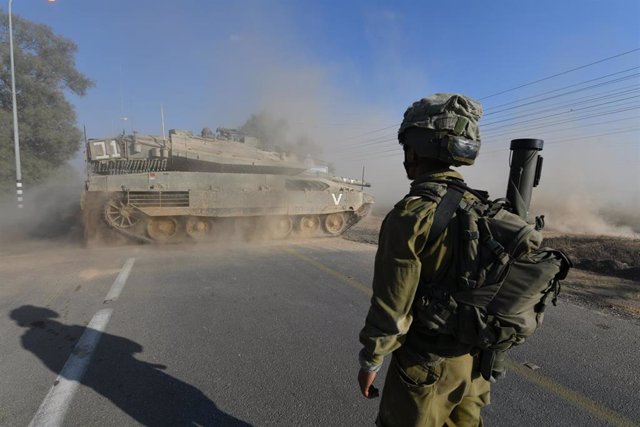 Archivo - SDEROT, Oct. 14, 2023  -- This photo taken on Oct. 13, 2023 shows an Israeli soldier and an armored vehicle deployed near the Israel-Gaza border, in southern Israel. The Israel Defense Forces (IDF) on Friday ordered residents of populous Gaza Ci