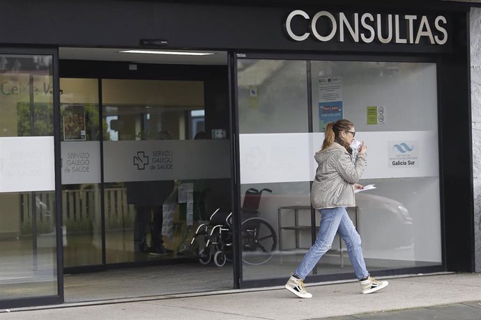 Una mujer se quita la mascarilla al salir del Hospital 