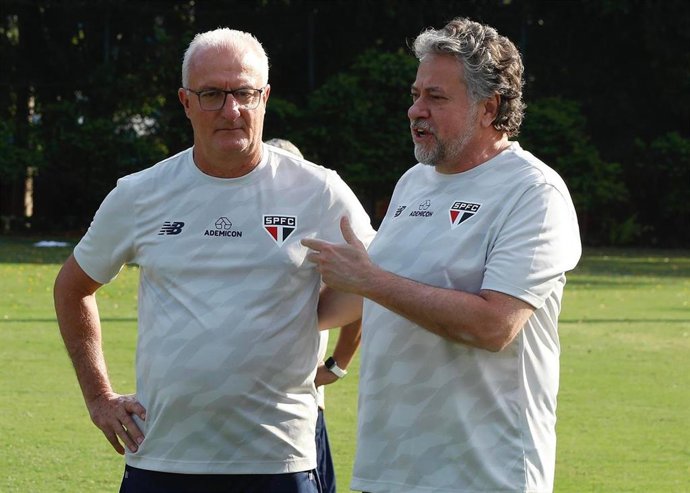Dorival Junior (izda) junto al presidente del Sao Paulo, Julio Casares