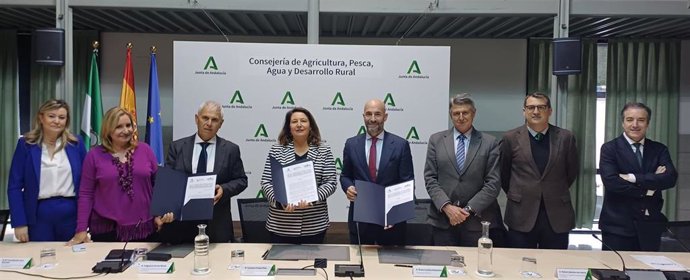 Firma del acuerdo entre Cooperativas Agro-alimentarias y la Junta de Andalucía