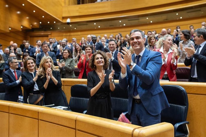 La vicepresidenta primera y ministra de Hacienda, María Jesús Montero y el presidente del Gobierno, Pedro Sánchez, durante el pleno del Congreso de los Diputados, en el Palacio del Senado, a 10 de enero de 2024, en Madrid (España).