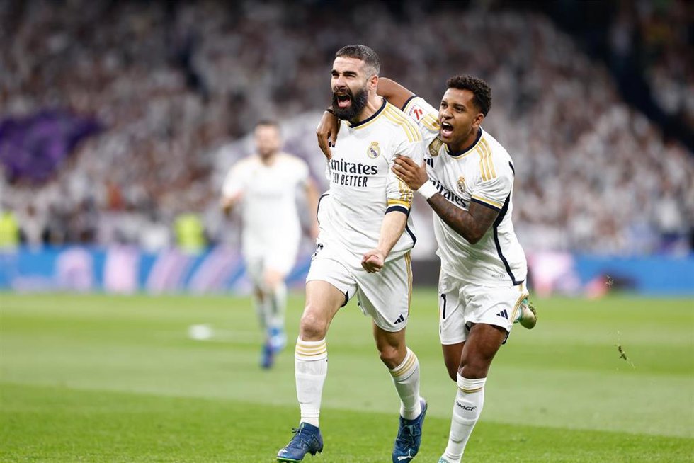 Archivo - Carvajal celebra un gol del Real Madrid con su compañero Rodrygo.