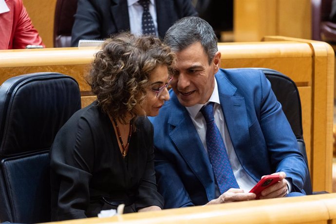 La vicepresidenta primera y ministra de Hacienda, María Jesús Montero y el presidente del Gobierno, Pedro Sánchez, durante el pleno del Congreso de los Diputados, en el Palacio del Senado, a 10 de enero de 2024, en Madrid (España). El Pleno del Congreso, 