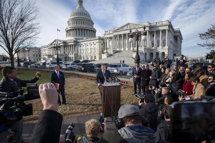 Hunter Biden, hijo del presidente de los Estados Unidos, Joe Biden, ofrece comentarios sobre la investigación de juicio político del Partido Republicano durante una conferencia de prensa frente al Capitolio