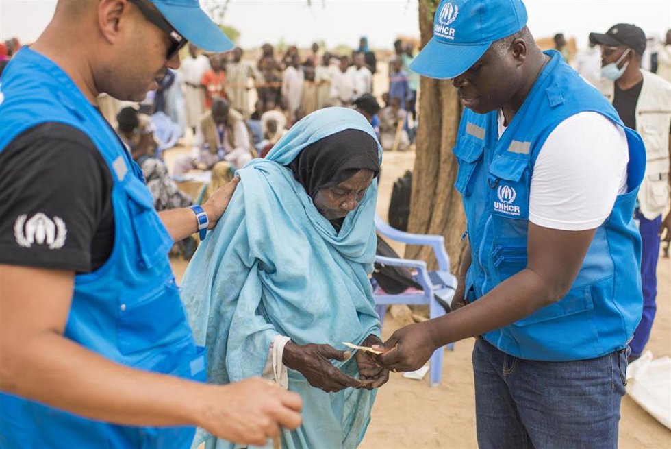 Archivo - Jadija, de 72 años, refugiada sudanesa recién llegada, recibe un kit de ayuda de ACNUR en Madjigilta en la región de Ouadda en Chad, en la frontera con Sudán