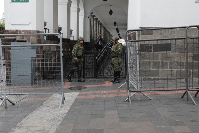 QUITO, Jan. 10, 2024  -- Ecuadorian soldiers stand guard outside the presidential palace in Quito, Ecuador, Jan. 9, 2024. Ecuadorian President Daniel Noboa on Tuesday declared "internal armed conflict" and mobilized the army to combat organized crime li