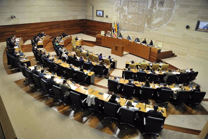 Pleno en la Asamblea de Extremadura, en una foto de archivo