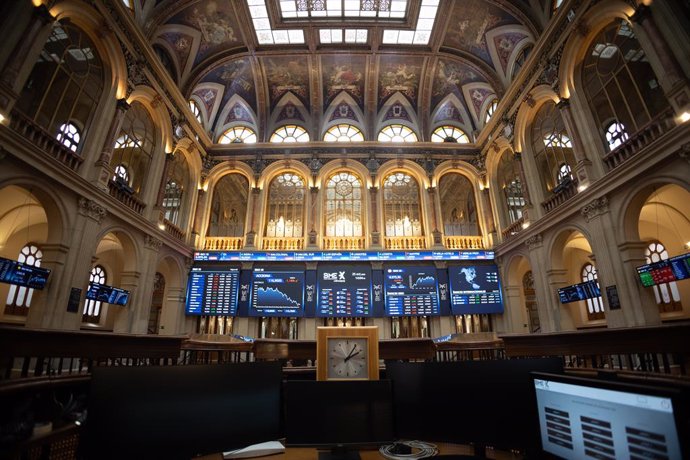 Archivo - Un panel del Ibex 35, en el Palacio de la Bolsa, en Madrid (España)