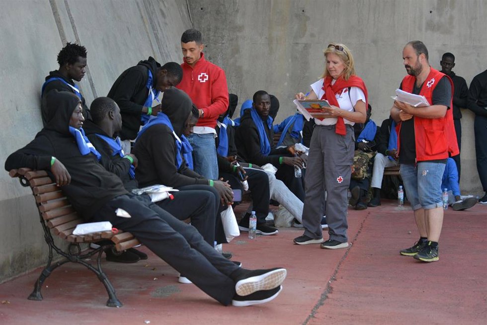 Archivo - Trabajadores de Cruz Roja junto a los migrantes que han llegado esta mañana, en el muelle de la Restinga, a 11 de septiembre de 2023, en El Hierro, Canarias (España). En la mañana de hoy se ha procedido al traslado de más de 400 inmigrantes qu