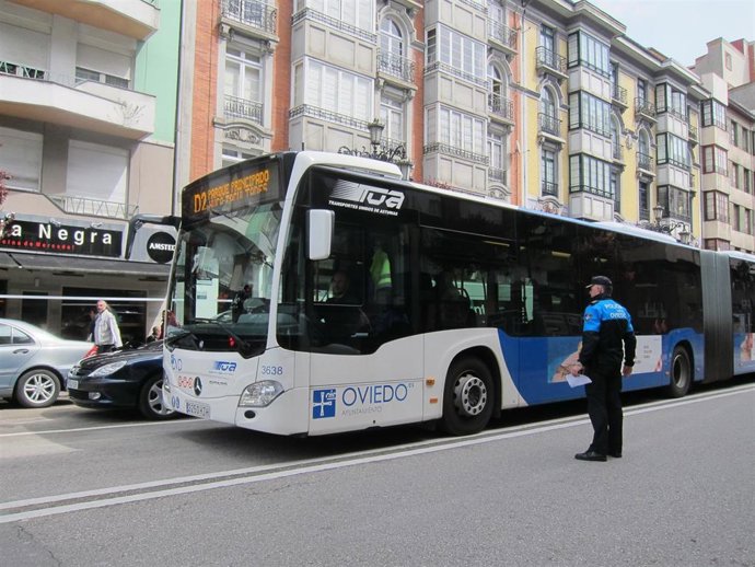 Archivo - Autobús Oviedo, TUA, Policía Local. 