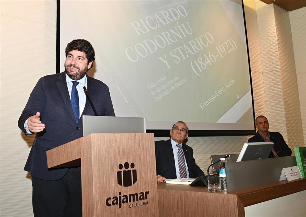 El jefe del Ejecutivo autonómico, Fernando López Miras, ha presidido este jueves el acto de presentación de 'Ricardo Codorníu Stárico (1846-1923). Vida y obra de un apasionado ingeniero de montes'