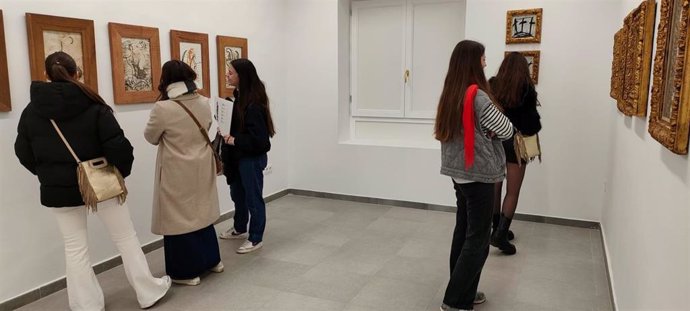 Público disfrutando de la obra del Centro de Arte Contemporáneo de Aínsa.