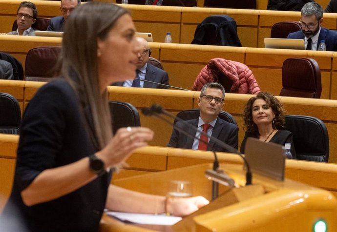 El ministro de la Presidencia, Relaciones con las Cortes y Justicia, Félix Bolaños y la vicepresidenta primera y ministra de Hacienda, María Jesús Montero, mientras interviene la portavoz de Junts en el Congreso, Miriam Nogueras