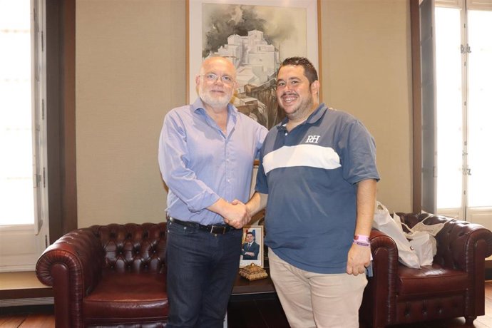 Archivo - El alcalde de Bogarra, Andrés Carreño (d) junto con el delegado de la Junta en la provincia de Albacete, Pedro Antonio Ruiz Santos (i).