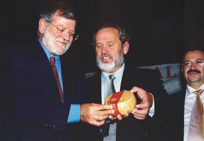 Colocación de la primera etiqueta de la Torta del Casar como D.O por parte del presidente de la D.O del momento, Ricardo Regalado y del presidente de la Junta de Extremadura, Juan Carlos Ibarra.
