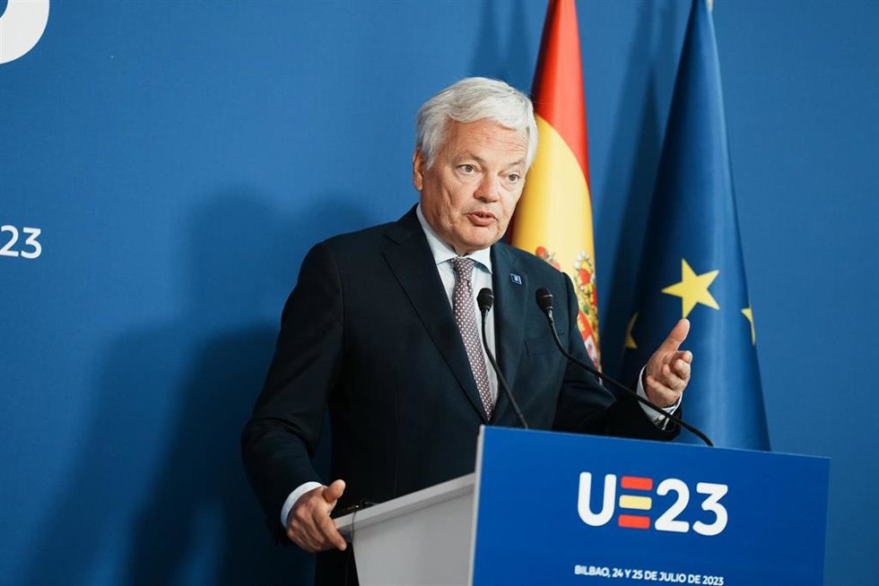 Archivo - El comisario europeo de Justicia, Didier Reynders, comparece en rueda de prensa en Bilbao