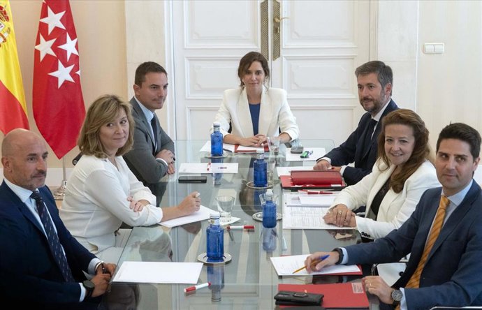 Archivo - El portavoz del PSOE en la Asamblea de Madrid, Juan Lobato, la presidenta de la Comunidad de Madrid, Isabel Díaz Ayuso; el consejero de Presidencia, Justicia y Administración Local y portavoz del Gobierno regional, Miguel Ángel García Martín, 