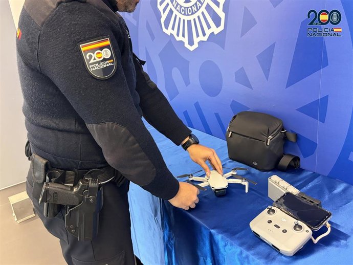 Policía Nacional sorprende al piloto de un dron sobrevolando el despegue del helicóptero de los Reyes Magos de Logroño