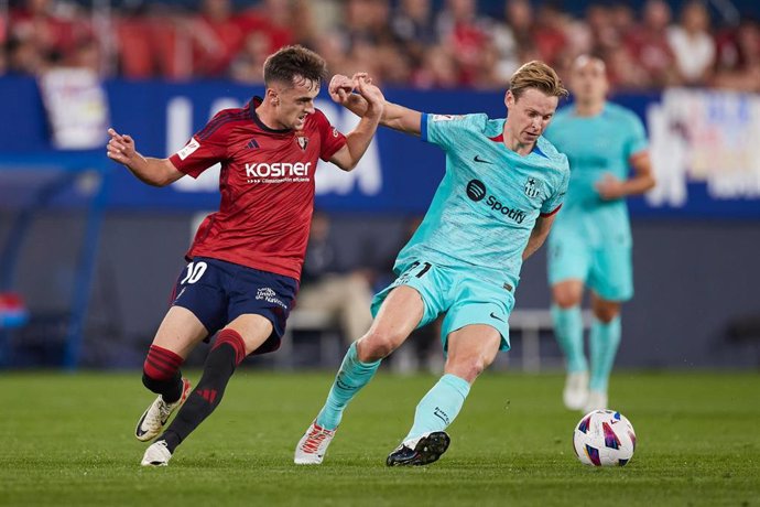 Archivo - Aimar Oroz, jugador de Osasuna, disputando un balón con Frenkie De Jong, jugador del Barcelona.