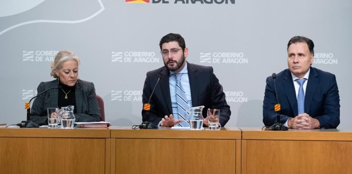 De izquierda a derecha: la directora general de Justicia, Esmeralda Pastor; el vicepresidente primero del Gobierno de Aragón, Alejandro Nolasco, y el jefe de servicio de Tecnologías de la Información de Justicia, Eduardo Pérez.