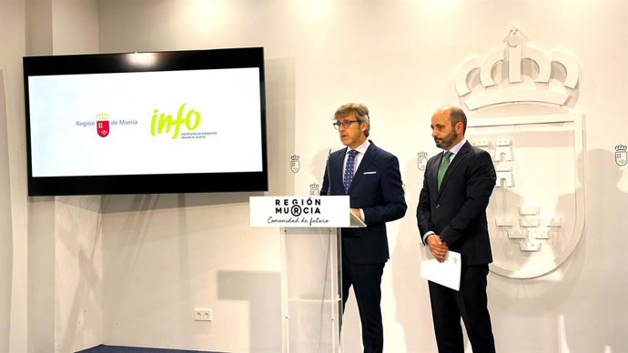 El consejero de Economía, Hacienda y Empresa, Luis Alberto Marín, junto con el director del Info, Joaquín Gómez, durante la presentación del balance de actuaciones del Info 2023.