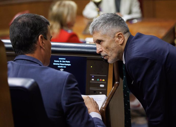 Archivo - El presidente del Gobierno, Pedro Sánchez (i) y el ministro de Interior, Fernando Grande-Marlaska (d), durante una sesión plenaria en el Congreso de los Diputados