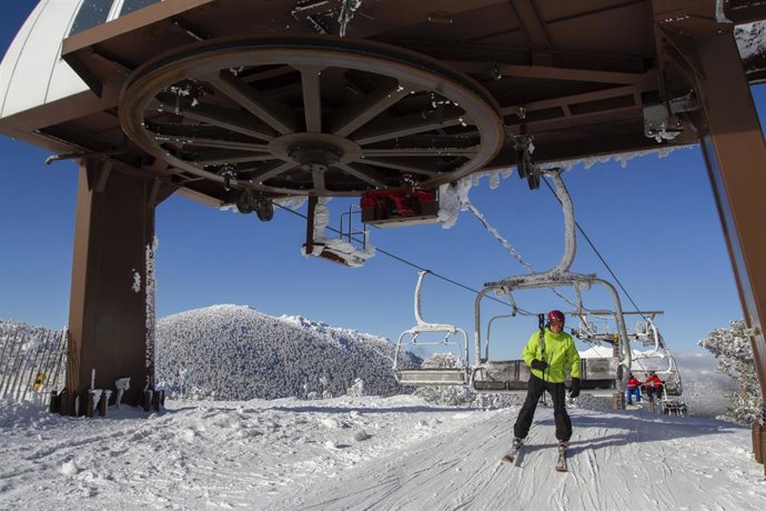 Archivo - Una persona se baja del telesilla en la estación de esquí de Puerto de Navacerrada, a 29 de enero de 2023