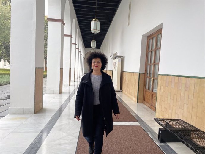 La presidenta del Grupo Parlamentario Mixto-Adelante Andalucía, Maribel Mora, este jueves en los pasillos del Parlamento de Andalucía.