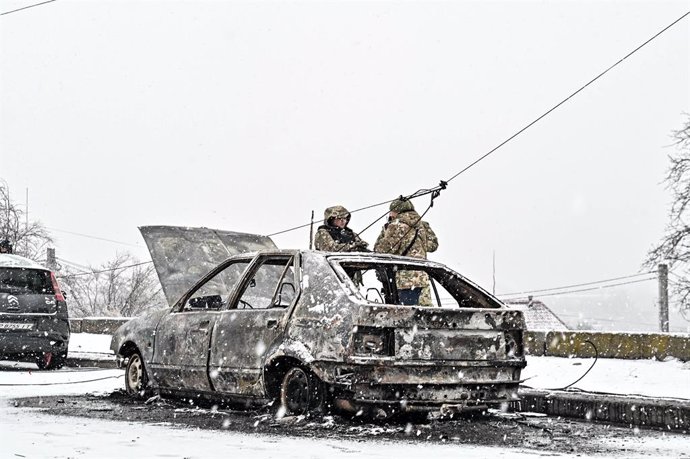 Militares ucranianos tras un ataque con misiles por parte del Ejército de Rusia contra Zaporiyia, en el sureste de Ucrania (archivo)