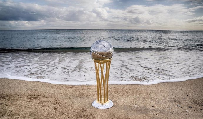 Archivo - El trofeo de la Copa del Rey de baloncesto