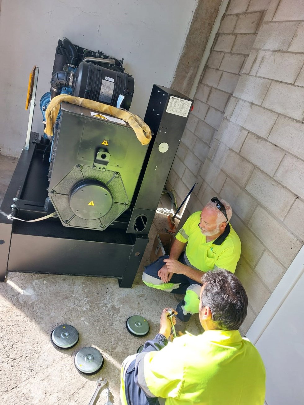 Operarios de Aguas del Huesna instalan un nuevo generador en Pinzón para evacuar aguas pluviales si se interrumpe el suministro.