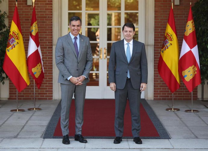 Archivo - El presidente del Gobierno, Pedro Sánchez (i), recibe al presidente de la Junta de Castilla y León, Alfonso Fernández Mañueco (d), en el Palacio de La Moncloa,  el pasado 28 de julio. 