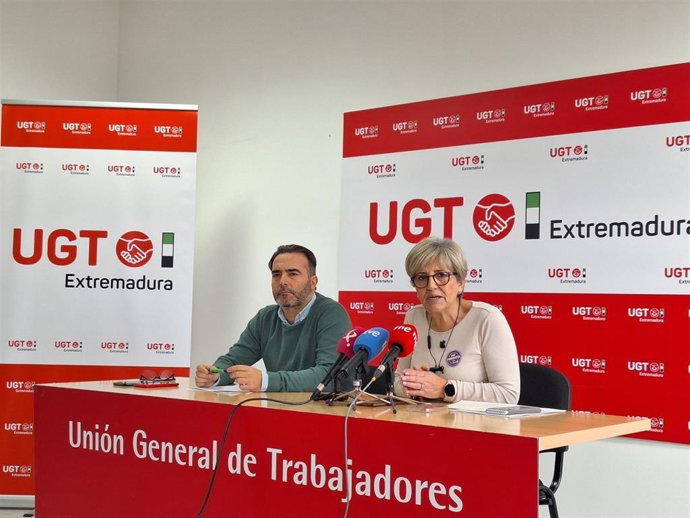 La secretaria general de UGT, Patrocinio Sánchez, en rueda de prensa este jueves junto al secretario de política institucional, Francisco Morcillo, en la sede del sindicato