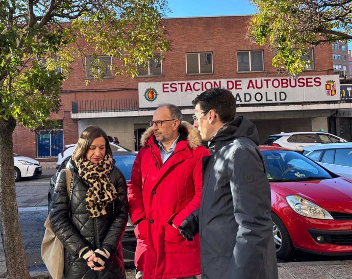 El portavoz del Grupo Municipal Socialista, Pedro Herrero, acompañado por la portavoz de Movilidad del Grupo Parlamentario Socialista en Cortes de Castilla y León, Laura Pelegrina Cortijo.