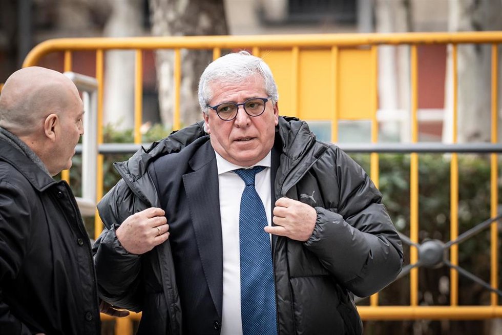 El ex comisario del Aeropuerto de Madrid-Barajas Carlos Salamanca (d) conversa a su salida de la Audiencia Nacional, a 8 de enero de 2024, en Madrid (España). 